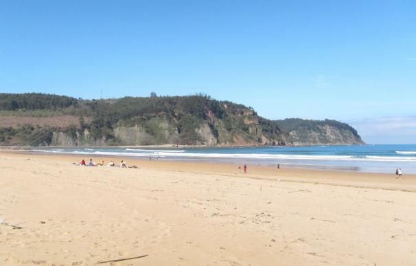 El Principado no registró este verano ningún caso de picores de bañistas generalizado en las playas asturianas
