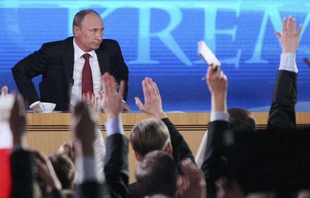 El presidente ruso, Vladímir Putin, se dispone a contestar las preguntas de los periodistas durante una rueda de prensa en el Centro de Comercio Internacional de Moscú, en Rusia.