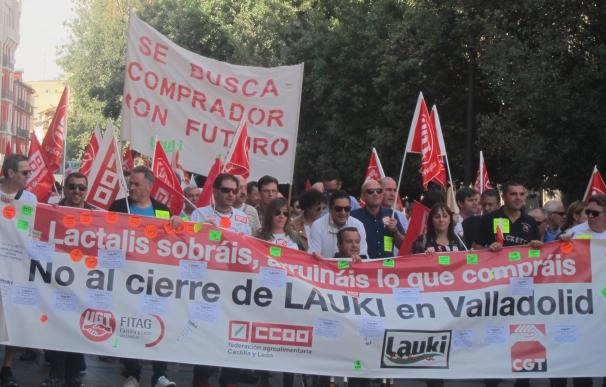 Más de medio millar de personas bajo el lema 'Lactalis, si no nos quieres, ¡vendenos!' se manifiesta en Valladolid