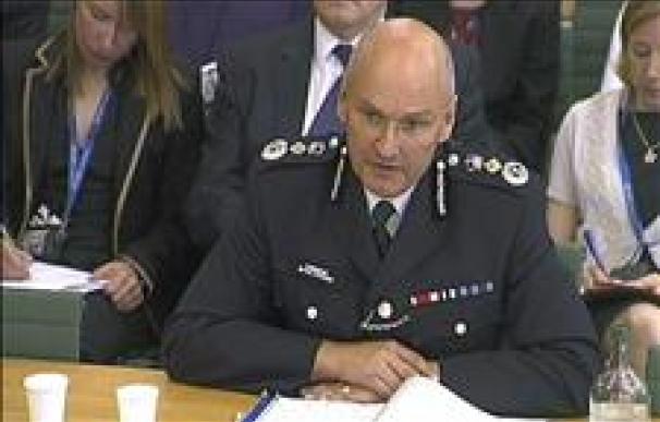 El jefe de la Policía dimisionario dice que nunca quiso comprometer a Cameron
