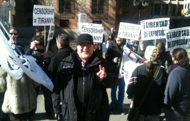 Víctor Domingo, presidente de la Asociación de Internautas, en la manifestación contra ACTA en Madrid
