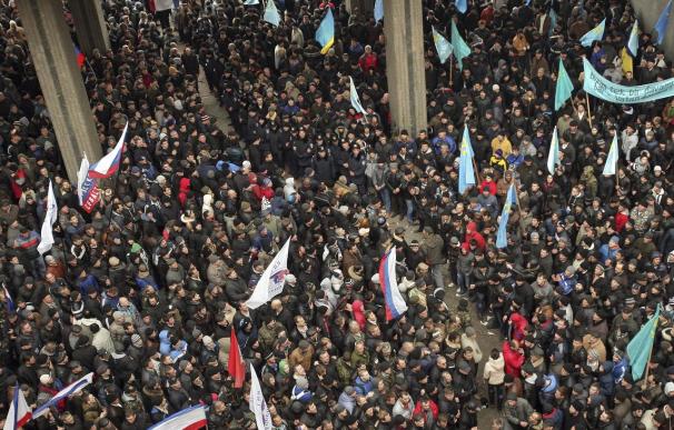 El Parlamento de Crimea aprueba una consulta para lograr una mayor autonomía y cesa al Gobierno