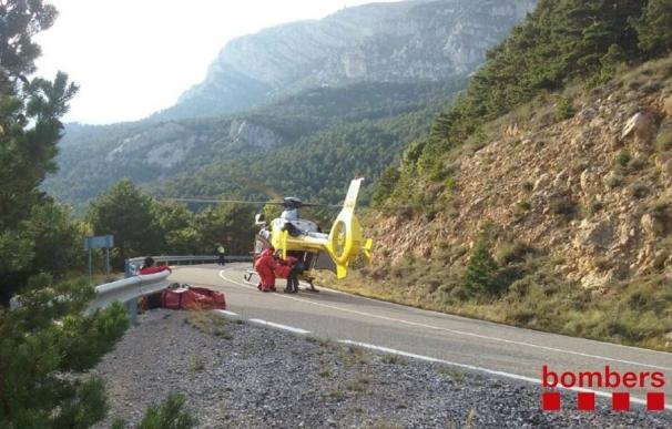 Rescatan en helicóptero a un motorista caído por la ladera de una montaña en Lleida