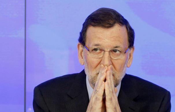 Rajoy garantiza no haber recibido dinero negro y seguirá firme en su puesto