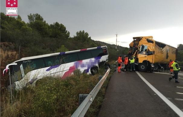 Fallece uno de los 12 heridos del accidente entre un camión y un autobús en la AP-7 en Benicàssim