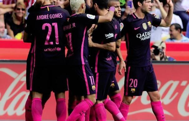 Los jugadores del Barcelona celebran el gol de Luis Suárez.