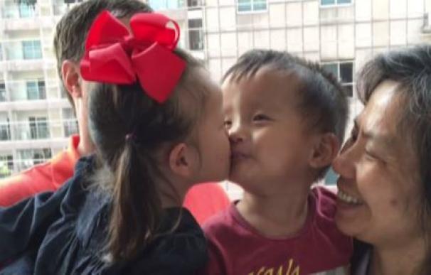 El emotivo reencuentro de dos niños un año después de ser adoptados