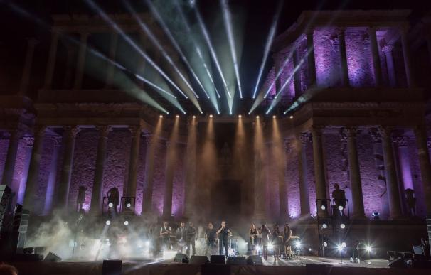 Alejandro Sanz se fusiona con las piedras del Teatro Romano en un "abrazo histórico" con el público de Mérida