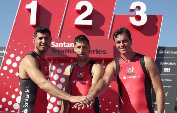 Ex futbolistas Luque, Capdevila y Pavón formaron el equipo de LaLiga en el Santander Triathlon Series Sevilla