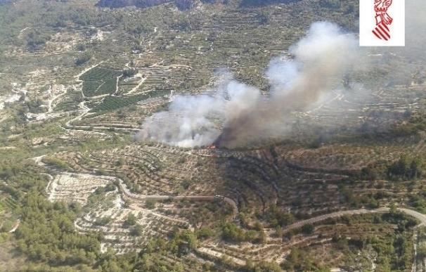 Siete medios aéreos trabajan en la extinción de un incendio en Vall de Gallinera que evoluciona favorable