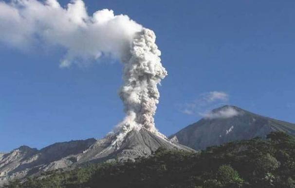 La erupción del volcán Santiaguito de Guatemala expulsa ceniza a 5 kilómetros de altura