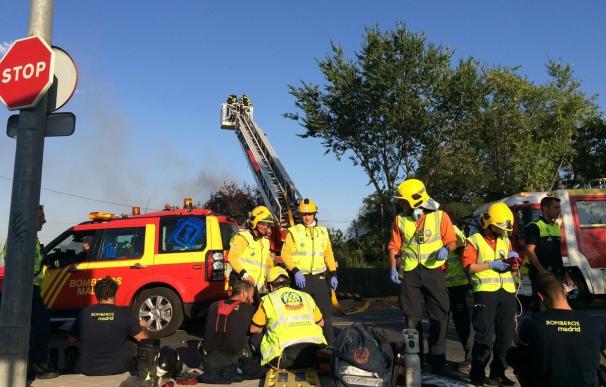 Tres bomberos y dos policías municipales intoxicados leves por un incendio de pastos en Fuencarral