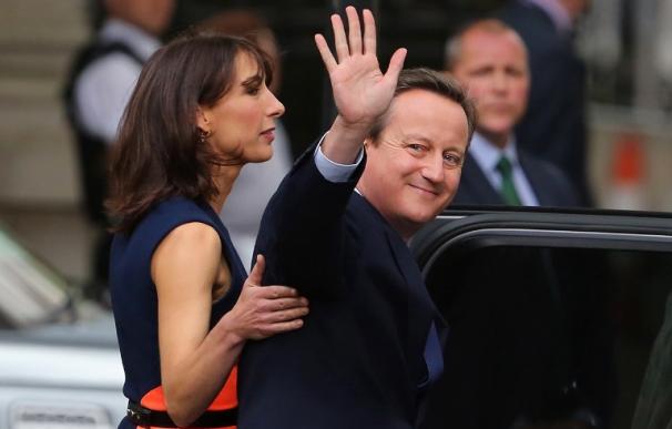 Imagen del 13 de julio de 2016 que muestra a Samantha Cameron con David Cameron saliendo del 10 de Downing Street