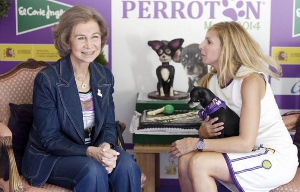 La Reina Sofía, en el IX Salón de la adopción de animales de compañía de la Comunidad de Madrid