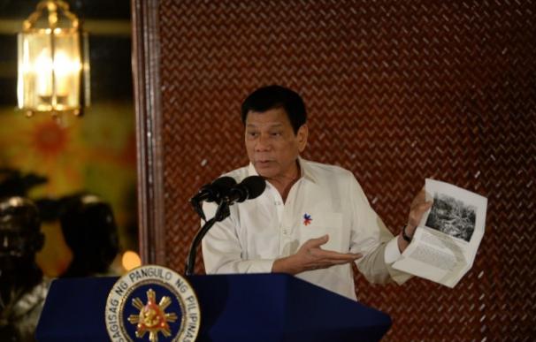 Duterte durante la rueda de prensa en la que ha pedido la salida de las tropas de EEUU de Filipinas