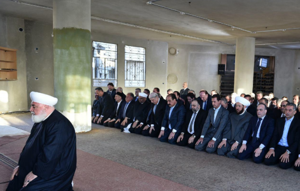 Al Assad reaparece en una mezquita de Daraya horas antes de que se inicie la tregua en Siria