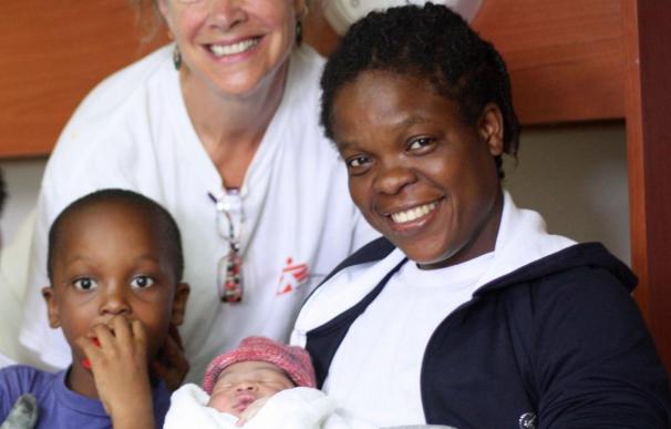 El bebé recién nacido, su madre, su hermana y la médico que asistió el parto.