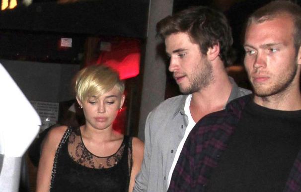 Miley Cyrus rechaza papeles para no molestar a su prometido
