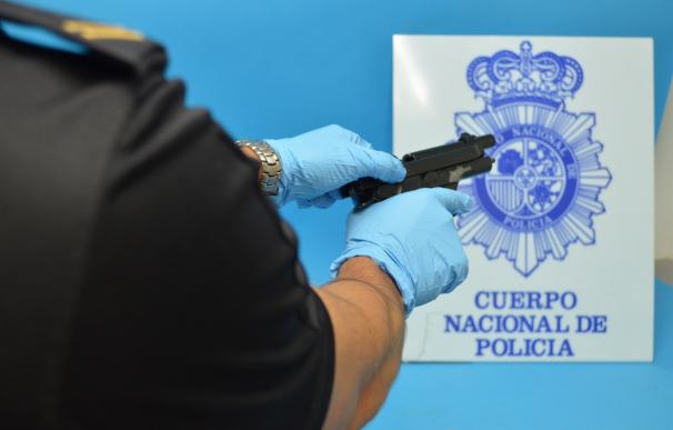 La Policía Local detiene a dos personas por tener una pistola guardada en un locutorio de Murcia
