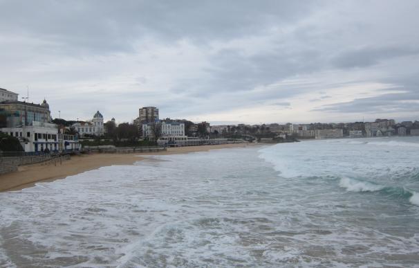 Las olas casi alcanzan los cinco metros de altura en Santander