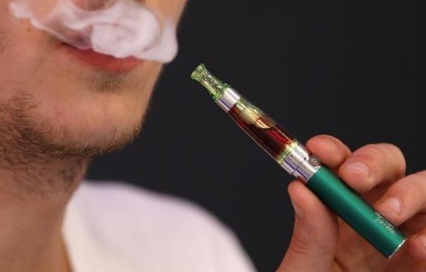 Una nueva revisión mantiene que los e-cigarrillos pueden ayudar a dejar de fumar, sin causar efectos secundarios