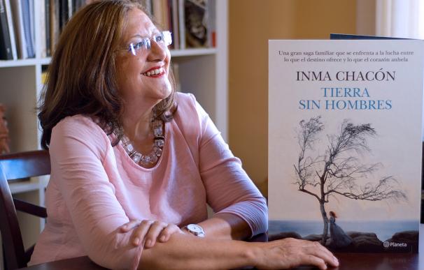 Inma Chacón presenta 'Tierra sin hombres', una "lección de vida" y un "homenaje" a las "viudas de vivos" y a sus maridos