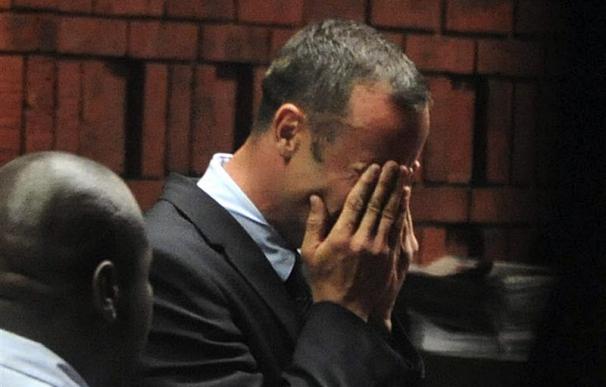 Pistorius, acusado de asesinato, rompe a llorar ante el tribunal