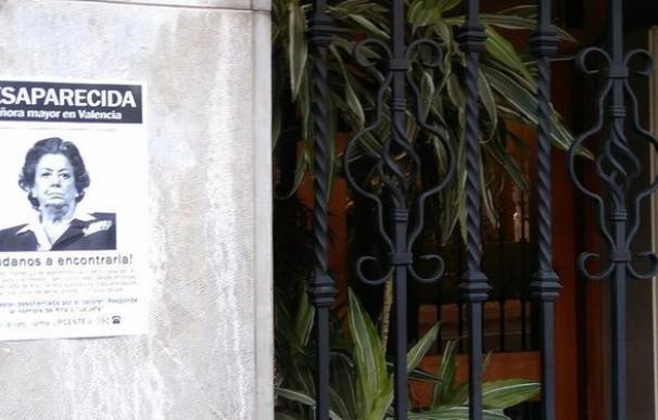 Cuelgan un cartel de 'Desaparecida' a las puertas del domicilio de Rita Barberá