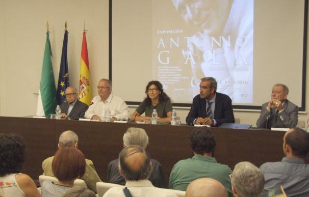 Llega a Málaga la exposición 'Antonio Gala. Eterno y de cristal' para divulgar la figura del escritor