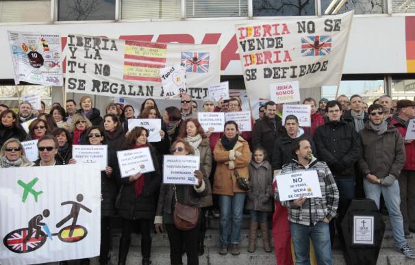 Unos 20.000 trabajadores de Iberia llamados a la huelga el lunes