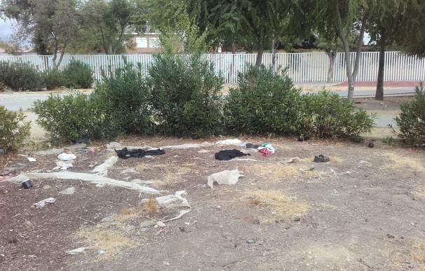 El PP avisa de "basura, cristales, excrementos caninos y botellas" en un parque de Torreblanca