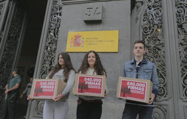 Isidoro Martínez, de 14 años, recoge 243.000 firmas contra las reválidas de la Lomce.