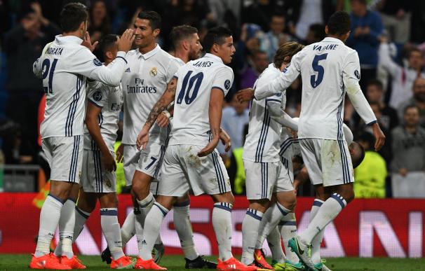 Los jugadores del Real Madrid celebran el gol de la victoria.