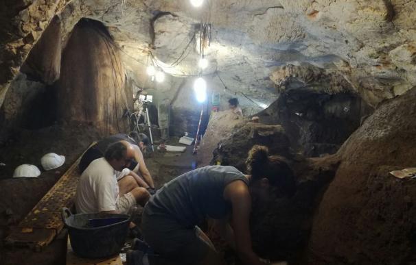 El MARQ halla en la Cova del Randero restos humanos y objetos de ritos funerarios de más de 4.500 años