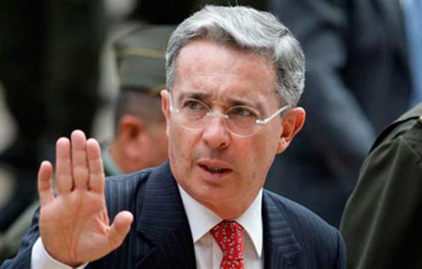 Uribe critica el gasto que supondrá el acto de firma del acuerdo de paz en Colombia