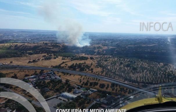 Declarado un incendio forestal con evolución favorable cerca de una urbanización de Córdoba