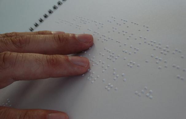 El Hospital Costa del Sol pone a disposición de usuarios una guía de bienvenida de consultas externas en braille