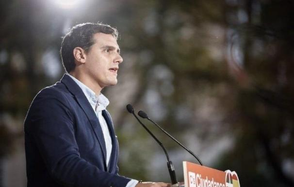 Rivera dice al PSOE que no es momento de "batallas internas" y le insta a negociar su abstención con el PP