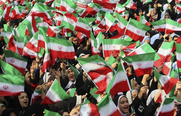 Rohaní tiende la mano al mundo en el 35 aniversario de la Revolución Islámica
