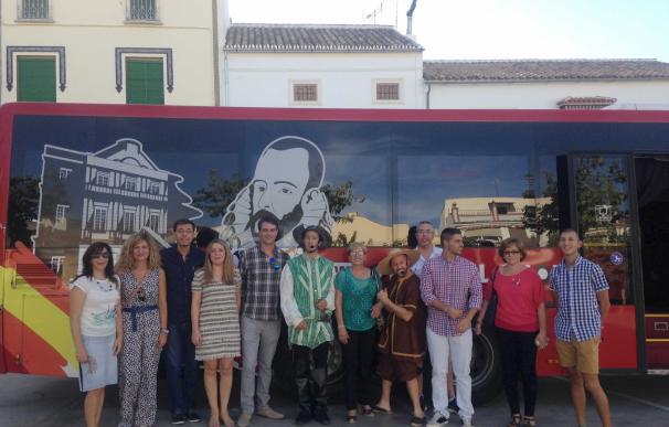 El IAJ recuerda a Miguel de Cervantes en el IV centenario de su muerte con un teatro bus itinerante