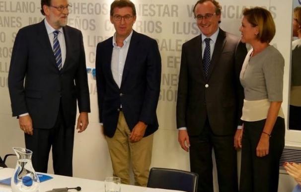 Rajoy dice estar "orgulloso" de tener un partido "unido" en medio del debate interno abierto en el PSOE