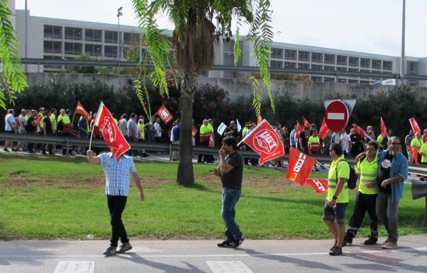 Más de 200 personas se manifiestan en el Aeropuerto de Palma para exigir el cumplimiento del convenio del sector aéreo