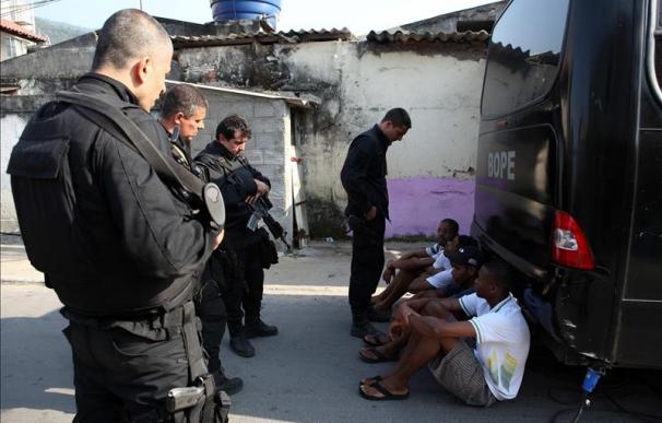 Operación policial busca devolver la paz a una favela de Río sacudida por asesinatos