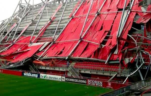 Parte del techo del estadio en construcción del FC Twente derrumbado