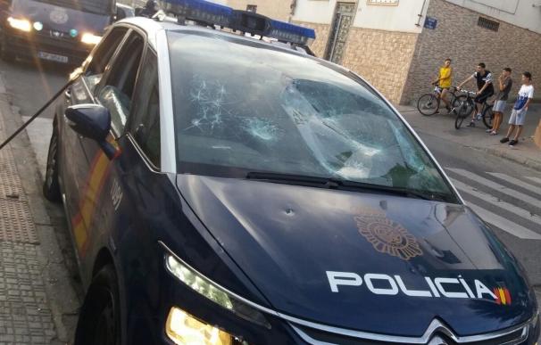 Destrozan un coche policial en Melilla y roban una escopeta policial y el sistema de transmisiones en la Cañada