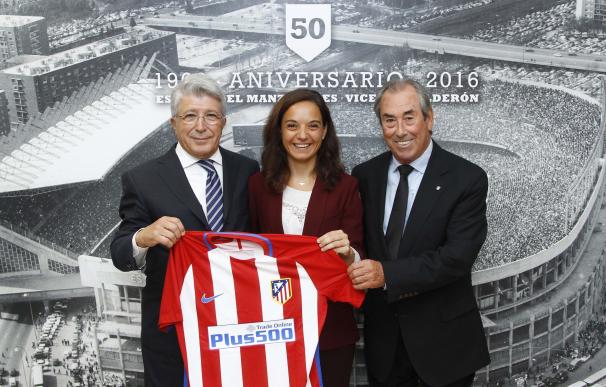 La alcaldesa firma un convenio con la Fundación Atlético de Madrid para crear una escuela de fútbol