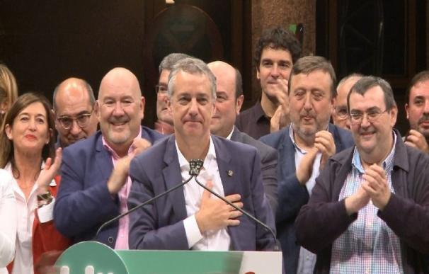 Urkullu recibe llamadas de Rajoy y Sánchez para felicitarle tras su triunfo electoral