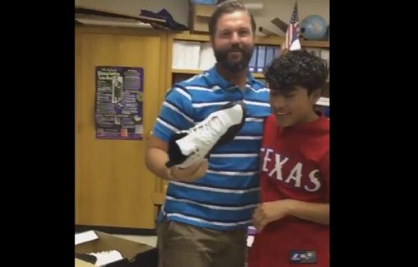 El bonito regalo de un alumno a su profesor, unas zapatillas que quería desde los 12 años