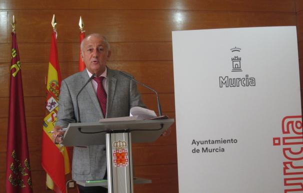 Nueva campaña de limpieza intensiva de Murcia incluye un novedoso producto que repele la orina de las fachadas