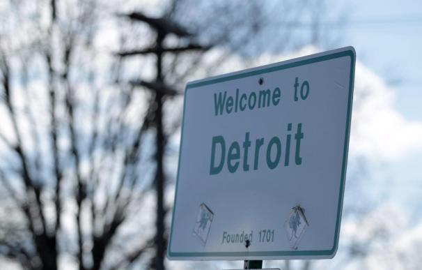 Una señal da la bienvenida a los visitantes a la ciudad de Detroit, Michigan, EE.UU.